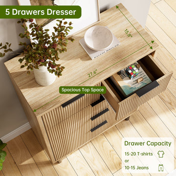 Commode Garvee en chêne cannelé à 5 tiroirs avec pieds en métal, idéale pour la chambre et l'entrée. Style moderne et robuste, coloris noir.
