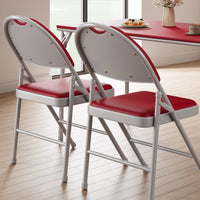 Ensemble de 2 chaises pliantes Garvee avec revêtement en similicuir, structure en métal, pliables, rouges, pour une utilisation intérieure et extérieure, empilables et confortables.